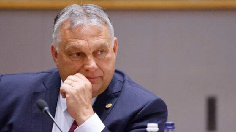 Le Premier ministre hongrois Viktor Orban observe la réunion des dirigeants de l'UE et des Balkans occidentaux à Bruxelles, le 23 juin 2022. (Ludovic Marin/AFP via Getty Images)