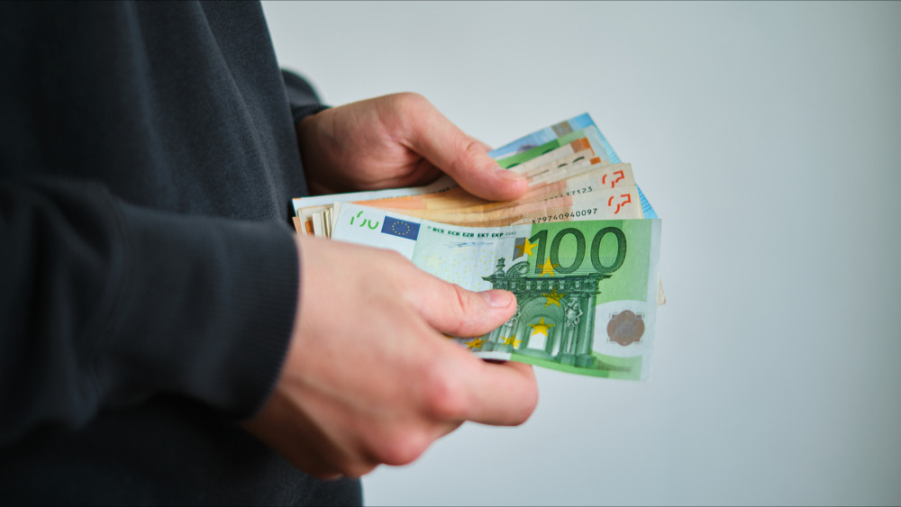 Belgique: il retire tranquillement 90.000 euros au distributeur, la banque porte plainte