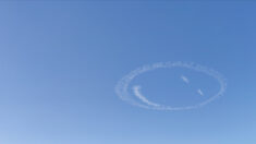 Grande-Bretagne: il dessine un smiley dans le ciel pour remonter le moral à un pensionnaire d’hôpital