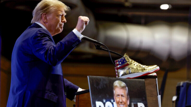 Le candidat républicain à la présidence et ancien président Donald Trump monte sur scène pour présenter une nouvelle ligne de chaussures à Sneaker Con au Philadelphia Convention Center à Philadelphie le 17 février 2024. (Chip Somodevilla/Getty Images)