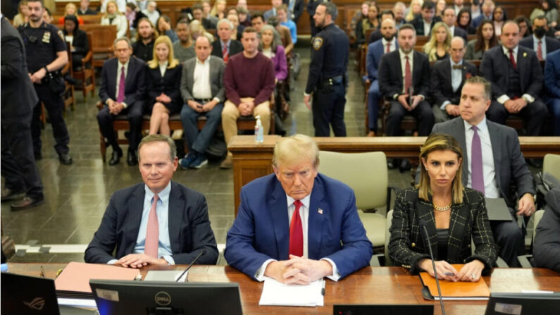 L'ancien président Donald Trump et ses avocats Christopher Kise et Alina Habba assistent aux plaidoiries finales du procès pour fraude de la Trump Organization à la Cour suprême de l'État de New York, à New York, le 11 janvier 2024. (Seth Wenig-Pool/Getty Images)