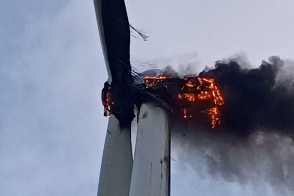 Loire-Atlantique: une éolienne en proie aux flammes en pleine tempête Nelson