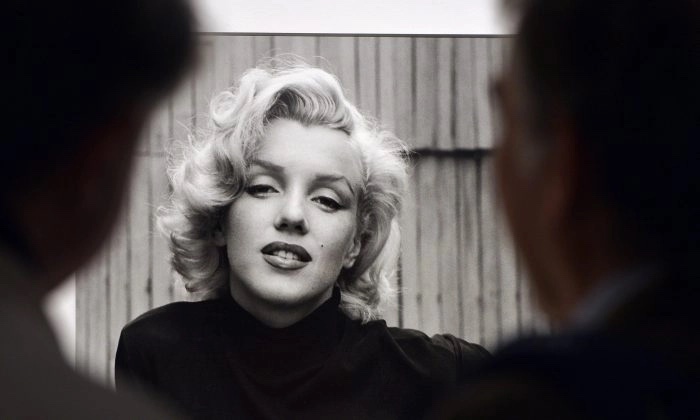 
Des visiteurs regardent "Marilyn Monroe, Hollywood, USA, 1953" d'Alfred Eisenstaedt lors de l'exposition "Life. I grandi fotografi" ("La vie. Les grands photographes") à l'auditorium de Rome, Italie, le 30 avril 2013. (Gabriel Bouys/AFP/Getty Images)