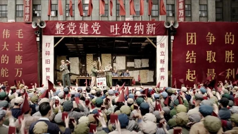 La série "Le problème à 3 corps" de Netflix s'ouvre sur une scène de la Révolution culturelle. La série est adaptée du roman de science-fiction de l'écrivain chinois Liu Cixin, lauréat d'un prix Hugo. (Netflix)