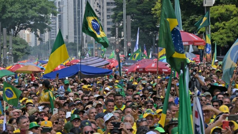 Les partisans de l'ancien président brésilien Jair Bolsonaro (2019-2022) participent à un rassemblement à Sao Paulo, au Brésil, le 25 février 2024, pour rejeter les allégations de coup d'État qu'il aurait fomenté avec ses alliés pour rester au pouvoir après l'échec de sa candidature à la réélection en 2022. (Nelson Almeida/AFP via Getty Images)