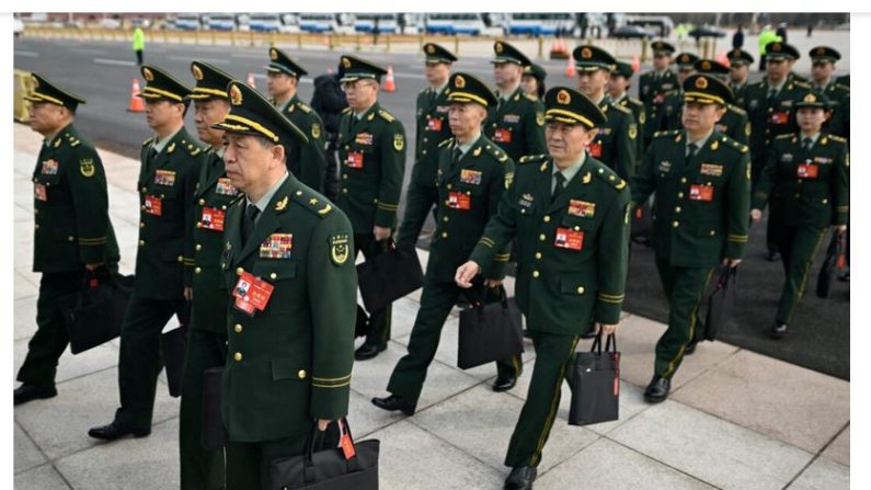 Les délégués militaires arrivent à une réunion avant la cérémonie d'ouverture de la Conférence consultative politique du peuple chinois au Grand palais du Peuple à Pékin, le 4 mars 2024. (Wang Zhao/AFP via Getty Images)