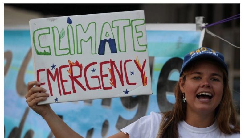 Une femme tient une pancarte "Urgence climatique" lors d'une manifestation pour le climat en Australie, le 17 janvier 2020. (Joe Raedle/Getty Images)