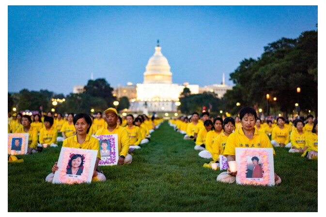 Des pratiquants de Falun Gong lors d'une veillée aux chandelles commémorant les pratiquants décédés au cours des 24 ans de persécution de cette méthode par le régime chinois, à Washington, le 20 juillet 2023. (Samira Bouaou/ Epoch Times)