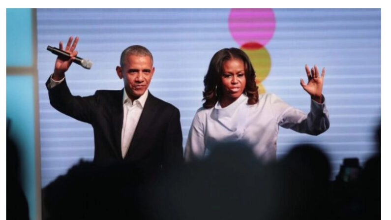L'ancien président des États-Unis Barack Obama et son épouse Michelle Obama accueillent les invités lors du sommet inaugural de la Fondation Obama, à Chicago, le 31 octobre 2017. (Scott Olson/Getty Images)