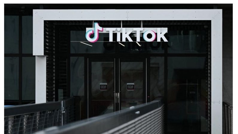 Le logo de TikTok à l'extérieur de ses bureaux à Culver City, en Californie, le 16 mars 2023 (Patrick T. Fallon/AFP via Getty Images)
