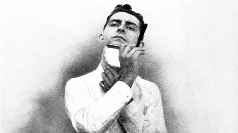 Illustration vintage d'un homme se rasant avec un rasoir droit. (Collection X3A/Alamy Stock Photo)