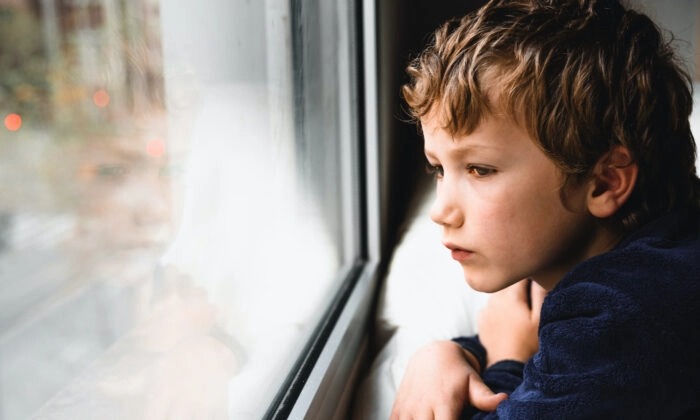 Les enfants ont dû faire face à une pression mentale supplémentaire pendant la période de confinement causée par la pandémie, et ont notamment souffert d'anxiété et de dépression. (Joaquin Corbalan P/Shutterstock)
