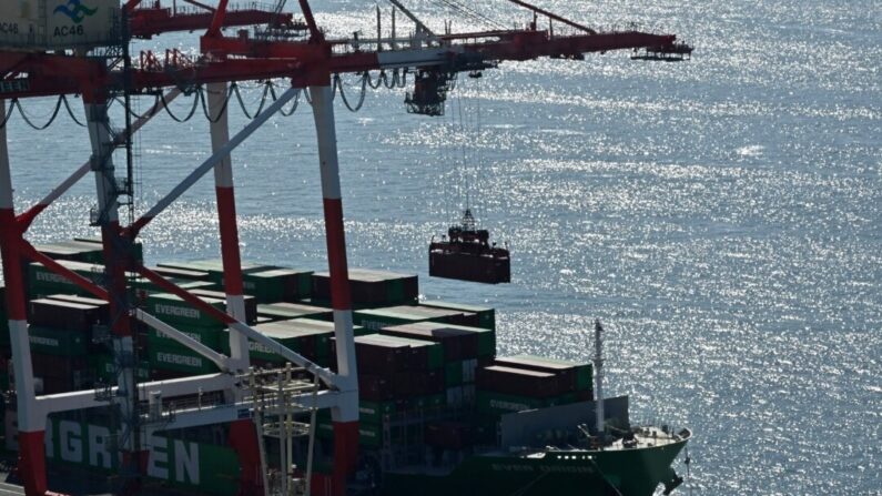Une grande grue navire-terre est utilisée pour décharger des conteneurs d'un navire au terminal international de marchandises dans le port de Tokyo, le 16 novembre 2023. (Kazuhiro Nogi/ AFP via Getty Images)