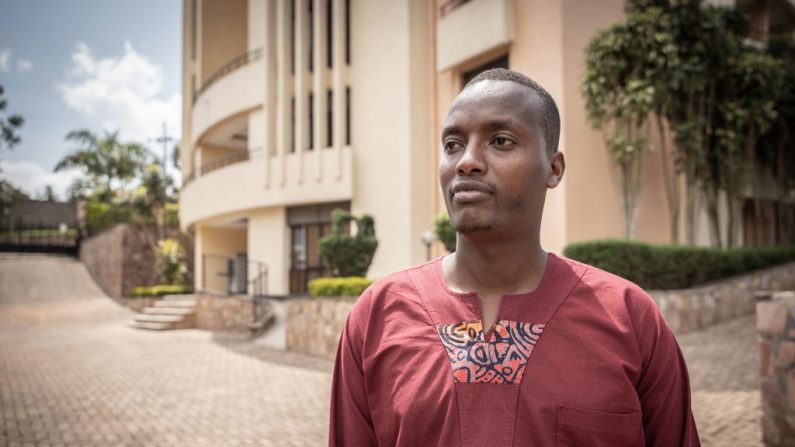 Ismaël Bakina, directeur du Hope Hostel LTD, pose devant l'hôtel à Kigali, Rwanda, le 19 mai 2022. - Le Hope Hostel dispose de 50 chambres et peut accueillir 100 migrants au total. (SIMON WOHLFAHRT/AFP via Getty Images)