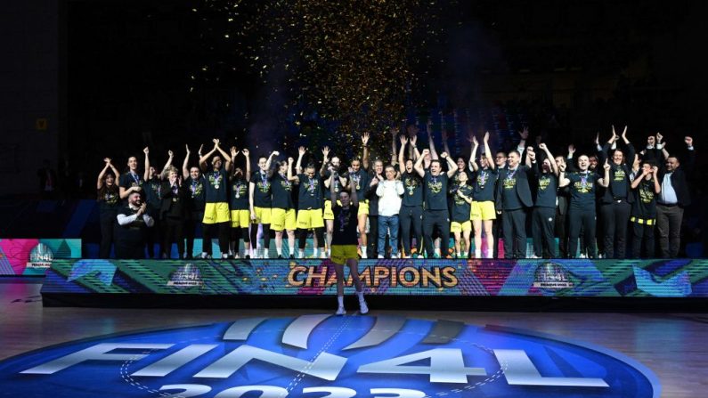 L'équipe de Fenerbahce a remporté la finale de l'Euroleague de basket-ball entre Fenerbahce et Mersin à Prague, en République tchèque, le 16 avril 2023. (Photo : MICHAL CIZEK/AFP via Getty Images)