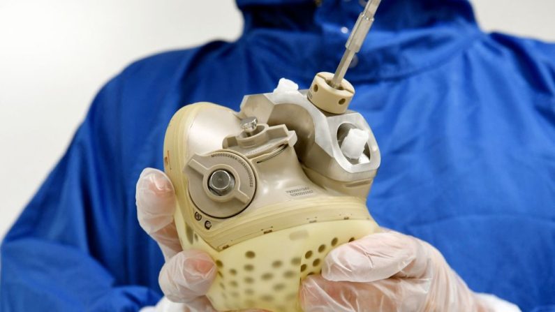 Un employé de CARMAT montre un cœur artificiel bioprothétique autorégulé au siège de l'entreprise à Bois-d'Arcy, le 29 août 2018. ( Crédit photo BERTRAND GUAY/AFP via Getty Images)