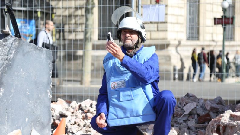 Un démineur montre une mine factice lors de la manifestation annuelle organisée par l'ONG Handicap International pour dénoncer l'utilisation et la vente des mines antipersonnel, sur la place de la République à Paris, le 29 septembre 2018. (Photo ZAKARIA ABDELKAFI/AFP via Getty Images)