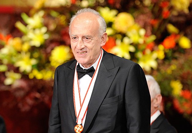 Le pianiste italien Maurizio Pollini reçoit une médaille lors de la cérémonie de remise des 22e Praemium Imperiale Awards à Tokyo, le 13 octobre 2010. (Photo TORU YAMANAKA/AFP via Getty Images)