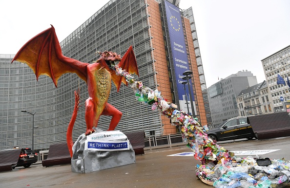L'UE a adopté en janvier 2018 la toute première stratégie européenne pour les plastiques dans une économie circulaire, qui vise à transformer la manière dont les produits en plastique sont conçus, utilisés, produits et recyclés dans l'UE. (Photo EMMANUEL DUNAND/AFP via Getty Images)