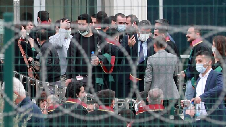 108 personnes sont accusées pour leurs rôles présumés dans les manifestations meurtrières de 2014 qui ont éclaté lorsque les djihadistes du groupe État islamique ont pris le contrôle de la ville syrienne de Kobané, à Ankara le 26 avril 2021. (Photo ADEM ALTAN/AFP via Getty Images)