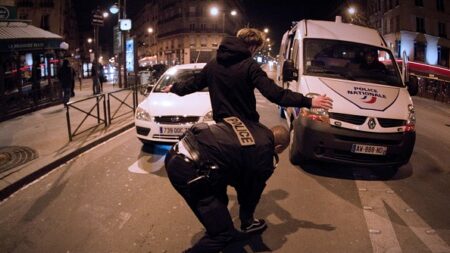 Paris: un avocat en état d’ébriété placé en garde à vue après avoir insulté des policiers