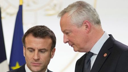 Le déficit dérape, Emmanuel Macron consulte ses ministres et sa majorité