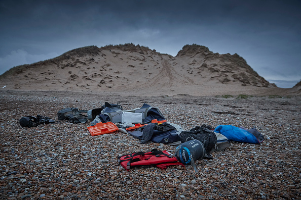Des biens appartenant à des migrants gisent sur la plage de Wimereux, le 25 novembre 2021 à Calais. (Photo Kiran Ridley/Getty Images)