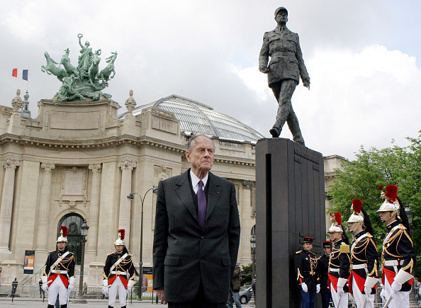 L'amiral Philippe de Gaulle assiste, le 8 mai 2007, aux cérémonies marquant le 62e anniversaire de la défaite de l'Allemagne nazie pendant la Seconde Guerre mondiale. (Photo JACQUES BRINON/AP POOL/AFP via Getty Images)