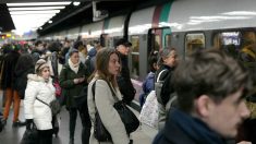 Paris: des passagers du RER D aident une mère de famille à retrouver son portable, démasquant le pickpocket
