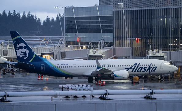 Un Boeing 737 MAX 9 d'Alaska Airlines se trouve immobilisé, après qu'une partie du fuselage s'est détachée lors d'un vol entre Portland (Oregon) et Ontario (Californie).  (Stephen Brashear/Getty Images)