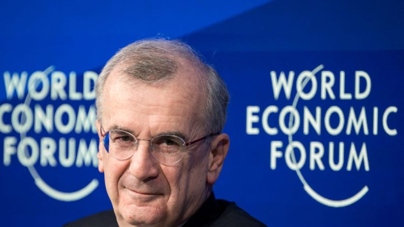 Le directeur de la Banque de France, Francois Villeroy de Galhau, au Forum Économique Mondial (FEM) de Davos, le 16 janvier 2024. (Photo FABRICE COFFRINI/AFP via Getty Images)