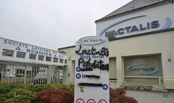Le géant Lactalis et ses fournisseurs annoncent un accord sur le prix du lait