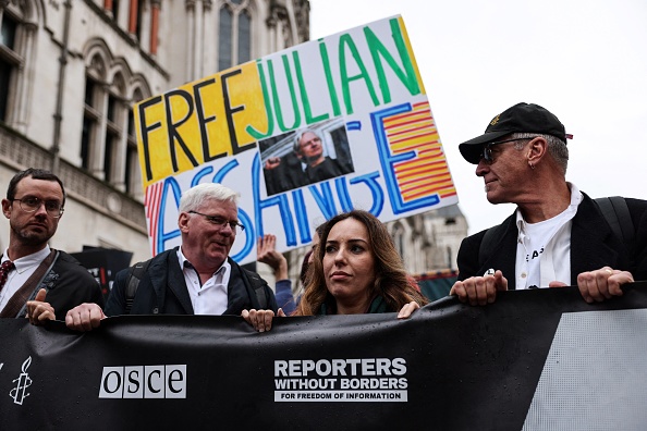 L'épouse de Julian Assange, Stella Assange ( 2è à dr.) participe à une marche depuis les Royal Courts of Justice, au centre de Londres, le 21 février 2024. (Photo ADRIAN DENNIS/AFP via Getty Images)