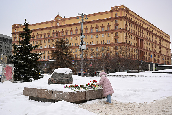 Le siège des Services fédéraux de sécurité de Russie (FSB), au premier plan des fleurs déposées sur la pierre de Solovetski en hommage à Alexeï Navalny, à Moscou le 23 février 2024. (Photo NATALIA KOLESNIKOVA/AFP via Getty Images)