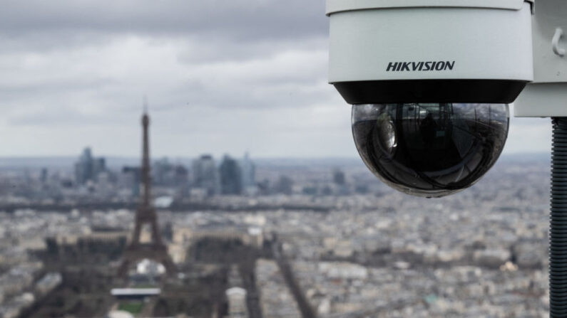 Une caméra de vidéosurveillance depuis le toit de la Tour Montparnasse à Paris, (MARTIN BUREAU/AFP via Getty Images)