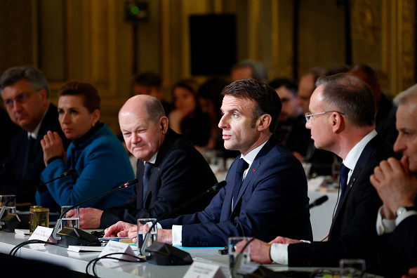 Emmanuel Macron, à côté du chancelier allemand Olaf Scholz (à g.) lors de la conférence de soutien à l'Ukraine au palais présidentiel de l'Élysée à Paris, le 26 février 2024. (Photo GONZALO FUENTES/POOL/AFP via Getty Images)