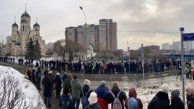 Des centaines de Russes rassemblés pour les funérailles d’Alexeï Navalny, sa femme craint des arrestations