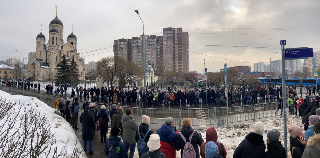 Des centaines de Russes rassemblés pour les funérailles d’Alexeï Navalny, sa femme craint des arrestations