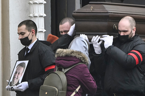 Des porteurs portent le cercueil du leader de l'opposition russe Alexei Navalny hors de l'église Mother of God Quench My Sorrows après ses funérailles, dans le district de Maryino à Moscou, le 1er mars 2024. (Photo ALEXANDER NEMENOV/AFP via Getty Images)
