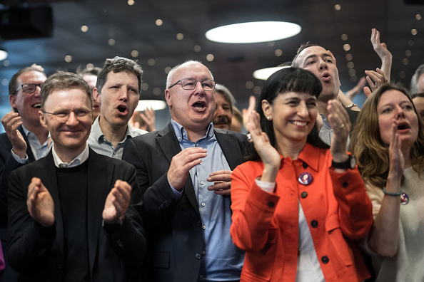 Des membres du comité d’initiative nationale visant à augmenter les paiements de pension, avec le président de l'Union syndicale suisse (USS) Pierre-Yves Maillard (au c.), réagissent à Berne le 3 mars, après les résultats du vote. (Photo FABRICE COFFRINI/AFP via Getty Images)