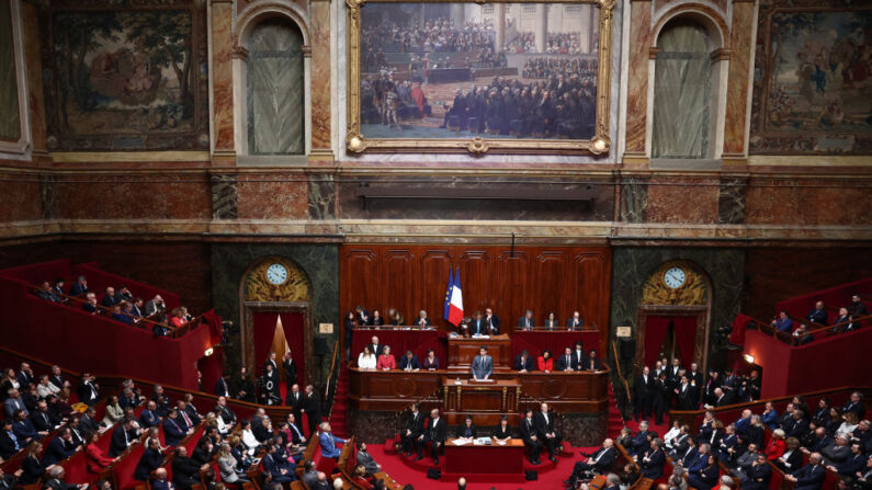 Les députés et les sénateurs écoutant le Premier ministre français Gabriel Attal , lors de la convocation d'un congrès des deux chambres du Parlement à Versailles, au sud-ouest de Paris, le 4 mars 2024.(EMMANUEL DUNAND/AFP via Getty Images)