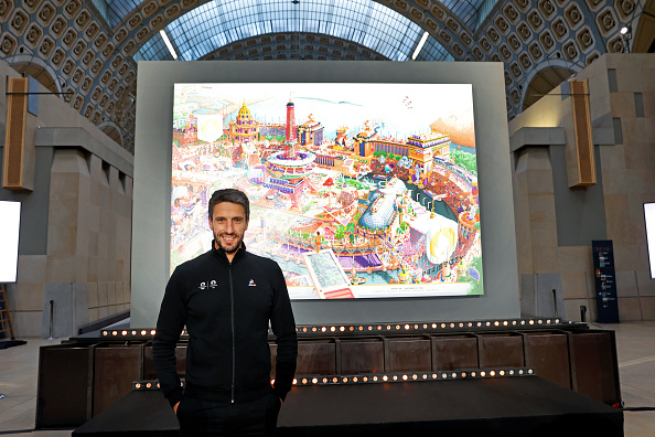 Le président du Comité d'organisation des JO 2024, Tony Éstanguet, pose devant l'affiche combinée des Jeux Olympiques et des Jeux Paralympiques, le 4 mars 2024 à Paris. (Photo Thierry Chesnot/Getty Images)