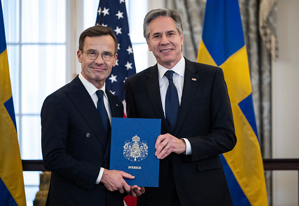 Le secrétaire d'État américain Antony Blinken reçoit les documents de ratification de l'OTAN de la part du Premier ministre suédois Ulf Kristersson, à Washington, le 7 mars 2024. (Photo ANDREW CABALLERO-REYNOLDS/AFP via Getty Images)