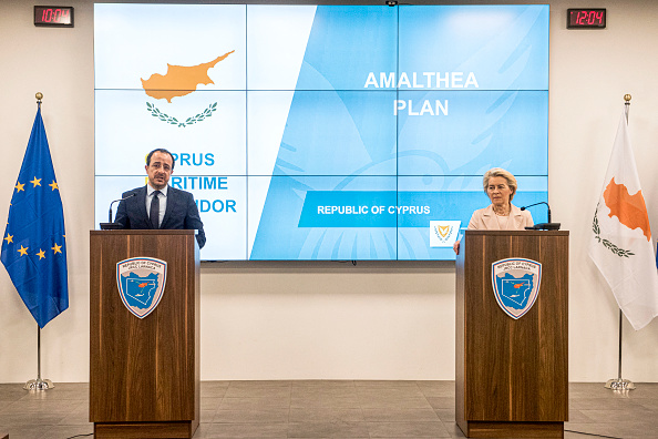 La présidente de la Commission européenne, Ursula Von der Leyen et le Président de Chypre, Nikos Christodoulides, en conférence de presse pour l’annonce de l’ouverture d’un corridor humanitaire, à Larnaca, Chypre, le 8 mars 2024. (Photo IAKOVOS HATZISTAVROU/AFP via Getty Images)
