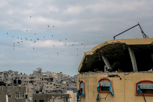 Des colis d'aide sont largués au-dessus du nord de la bande de Gaza le 8 mars 2024. (Photo AFP via Getty Images)