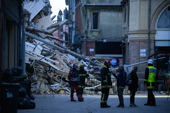 La police et les pompiers à pied d'œuvre après l'effondrement de l'immeuble, à Toulouse le 9 mars 2024. (Photo ED JONES/AFP via Getty Images)