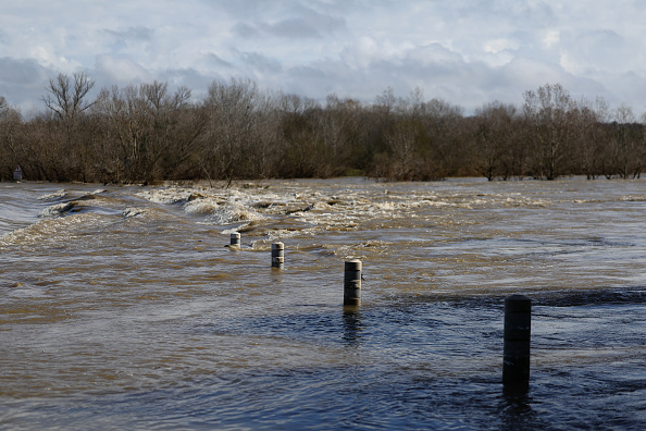 Un pont submergé par la rivière Gard en crue à Dions, le 10 mars 2024, suite à de fortes pluies qui ont fait six morts à ce jour. (Photo CLEMENT MAHOUDEAU/AFP via Getty Images)