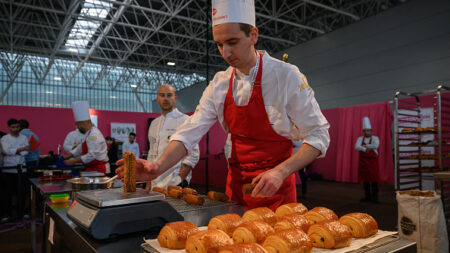 Le boulanger français Dimitri Bordon champion du monde du pain au chocolat