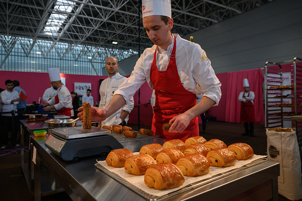 Dimitri Bordon, vainqueur de la Coupe du monde du pain au chocolat, à Toulouse le 10 mars 2024. (Photo ED JONES/AFP via Getty Images)