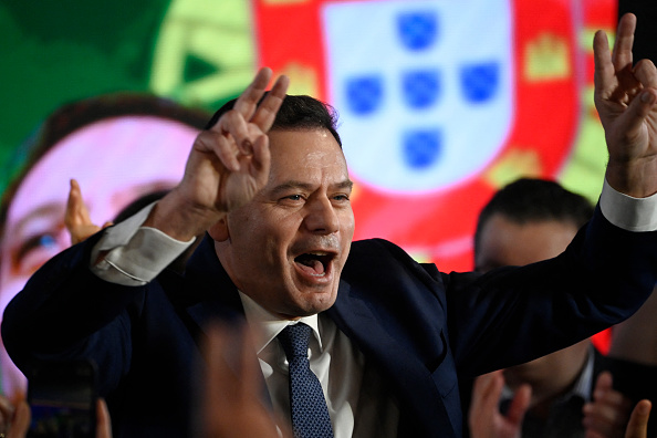 Le leader de l'Alliance démocratique (AD), Luis Montenegro, célèbre sa victoire en s'adressant à ses partisans au siège du parti lors de la soirée électorale, à Lisbonne le 10 mars 2024. (Photo MIGUEL RIOPA/AFP via Getty Images)